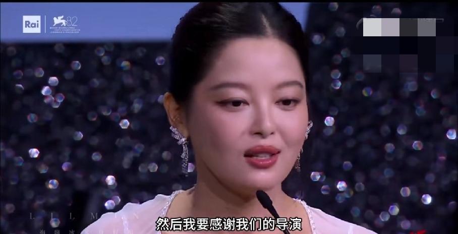 把意大利当国内了
辛芷蕾获奖感言全程用中文，英语一句没有，现场除了中国人，其他人