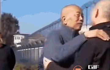 难得有情人终成眷属。



十年光阴荏苒，弹指一挥间。十年前的那场意外，改变了两
