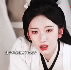 救命！刘令姿的眼神戏杀疯了！那被家族束缚的无奈，像被困在牢笼的孤鸟，每个眼神都直