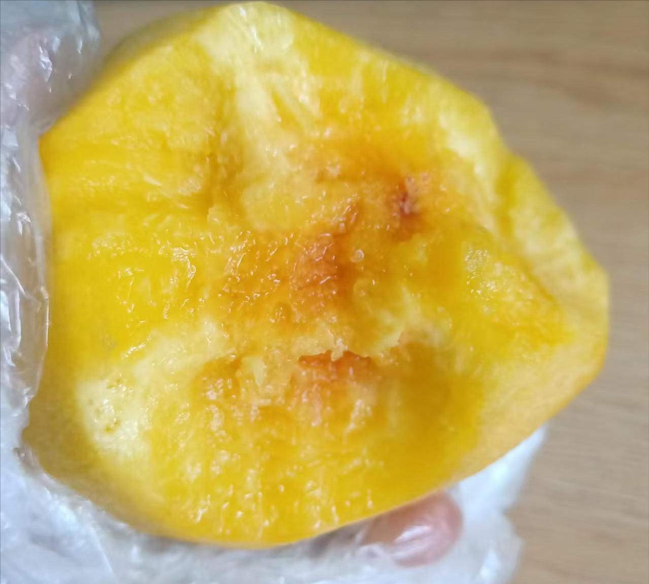 家里种了好几种桃子，
让大家见笑了，品相不好看，
有的还长了虫子。
第二张图里有