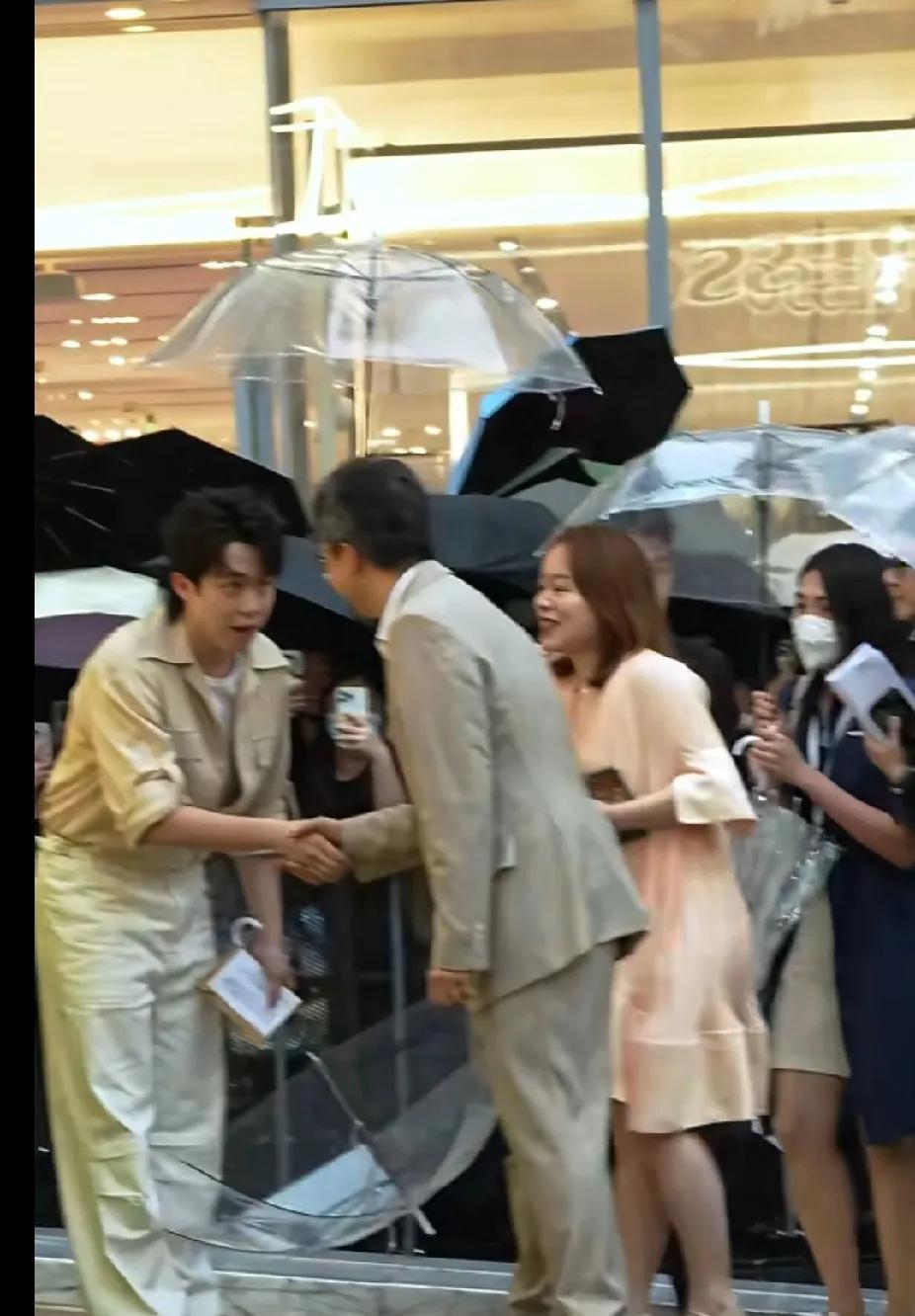 王楚钦，细节处尽显素养
在深圳的活动现场，细雨纷纷也挡不住大家的热情。王楚钦现身