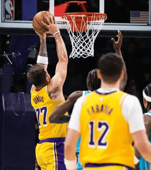 NBA常规赛湖人客场对阵黄蜂的比赛已经结束。全场战罢，湖人以121-111战胜黄