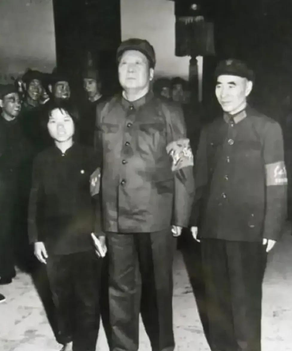 这是1966年，焦裕禄的女儿焦守云与毛主席在天安门城楼上留下的一张合影。年仅13