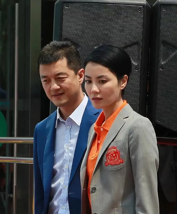 李亚鹏如今陷入落魄境地，摆在他面前有三条路。
其一，找王菲借 3000 万填补亏