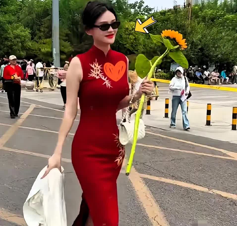 惊爆！

全网最年轻陪考妈妈火出圈，颜值身材吊打女明星！
 
高考季，考