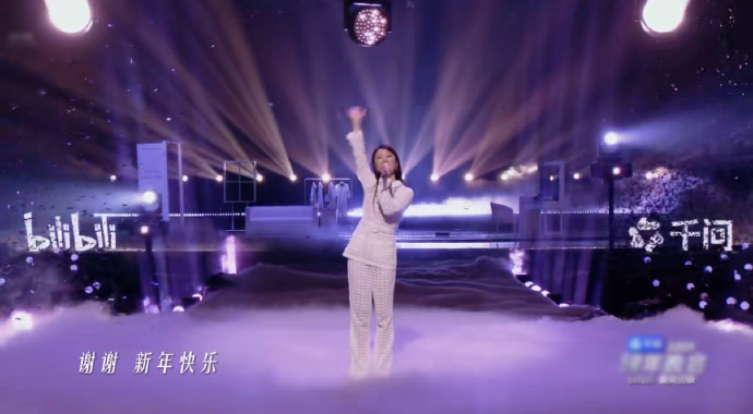 跨晚最戳的幸运仪式感来了
单依纯歌声飙到高潮那刻，紫色彩带裹着单姐手写的“把握你