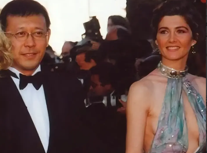 现在最开心的应该是，
导演姜文的前妻桑德林了，
开心的不是自己又发了新的论文，
