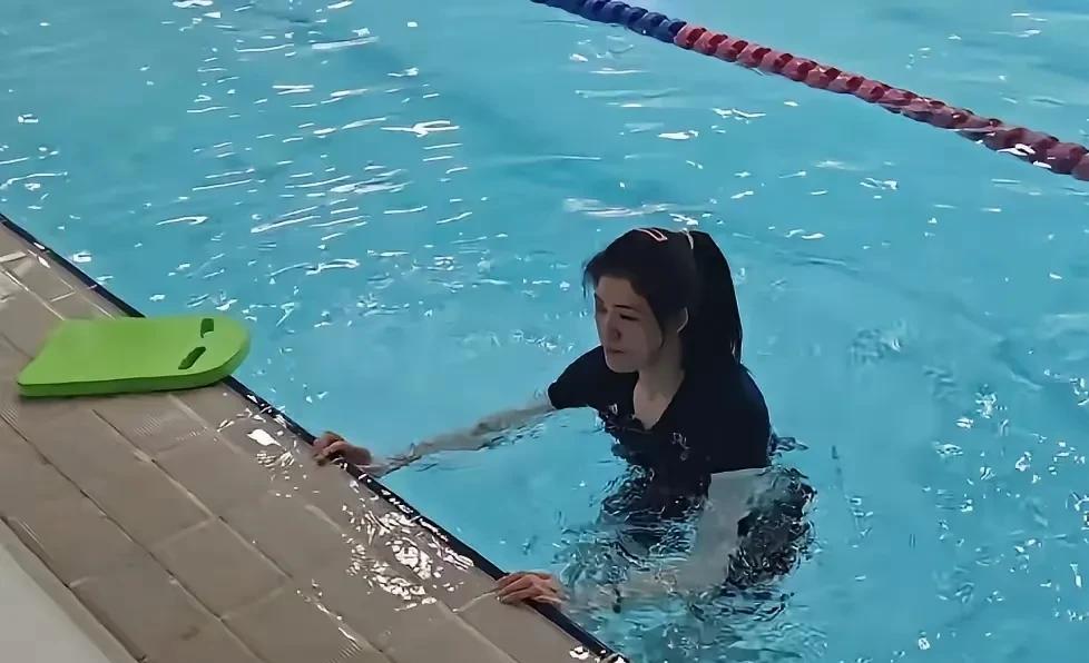 李盈莹终于发图了
虽然一句话没说
康复之路艰辛坎坷...！