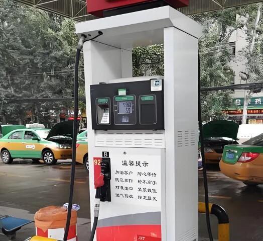 奉劝大家小加油站的油还是少加为妙！
现在很多小加油的油更便宜，大家有没有想过，进