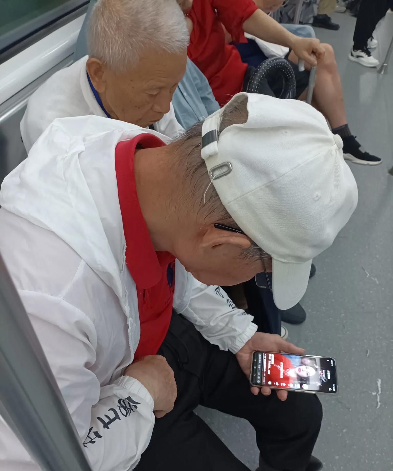 现在高龄老人也是短视频只要用户
#分享城市新鲜事# 
        今天一大早