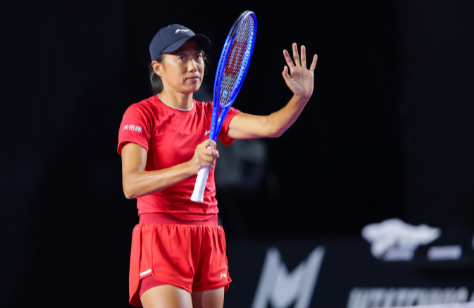 梅里达站1/4决赛，中国金花张帅以6-1 6-3击败同为资格赛突围的卡辛塞娃，继