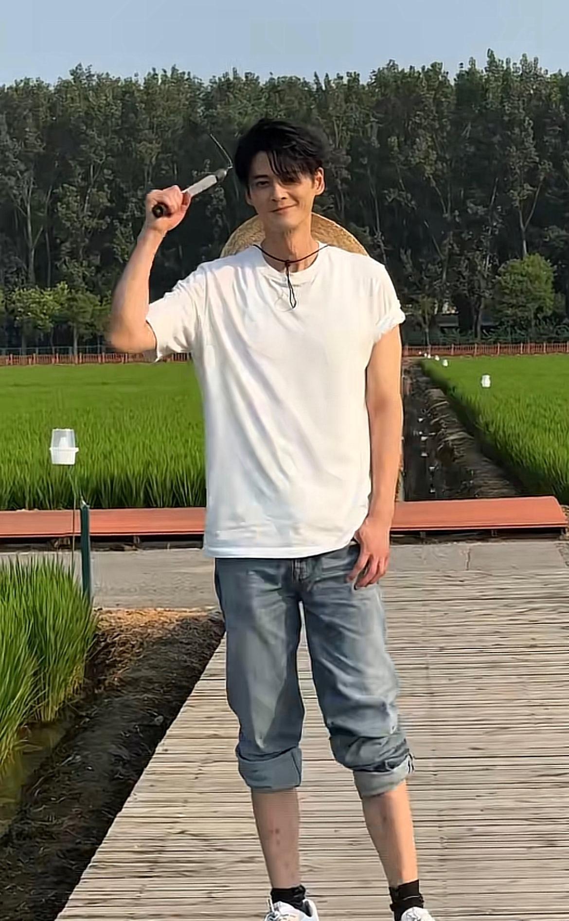 郭品超的变装视频也太帅了吧！
快50的他压根看不出岁月的痕迹呀，
今年他一直出现
