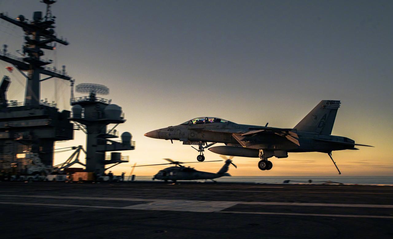 突发，太丢人了，美军一架F/A-18E“超级大黄蜂”战斗机坠毁红海！
据美国海军