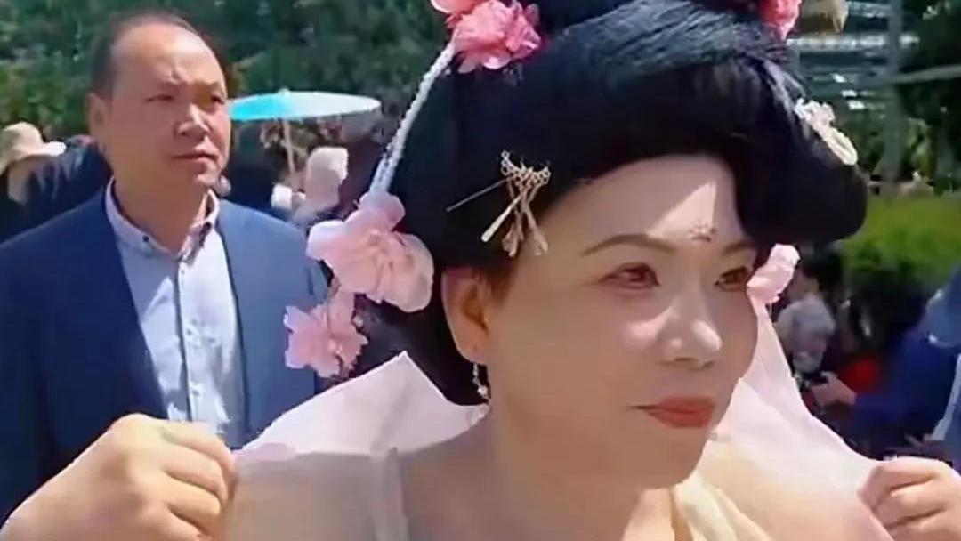 杨澜邓亚萍同游洛阳牡丹园，穿搭风格差异引热议，谁更胜一筹？