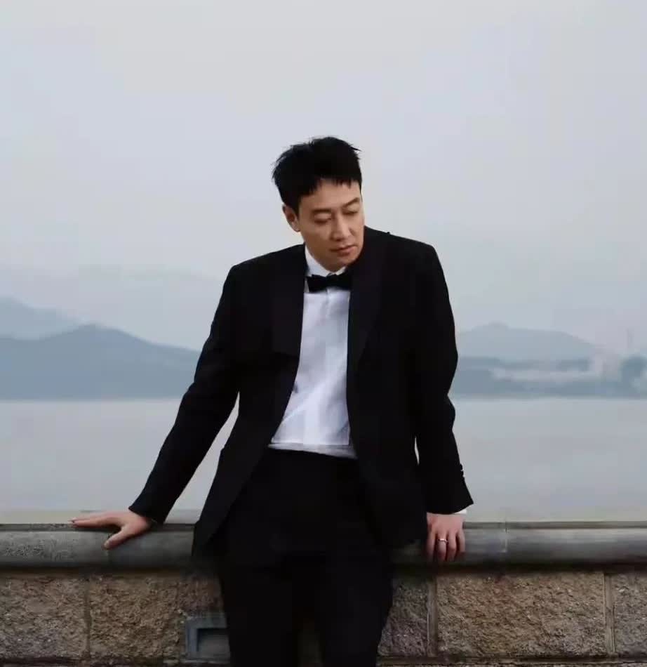 妻子离世，身为丈夫，此刻身如不系之舟，真是非常非常准确地表达出辛柏青的状态。而这
