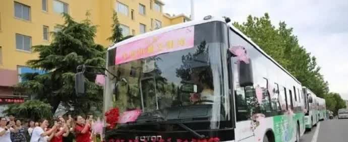 老人乘坐公交车免费不假，但不能不打卡啊
       今天上午在黄岛公交4路车