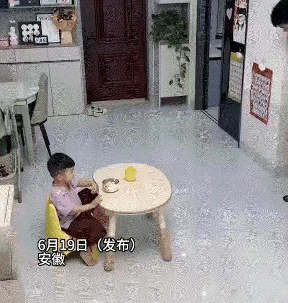 太甜蜜了！安徽，老公怕上班迟到，早饭也顾不上吃就急着出门，老婆心疼老公，端着饺子