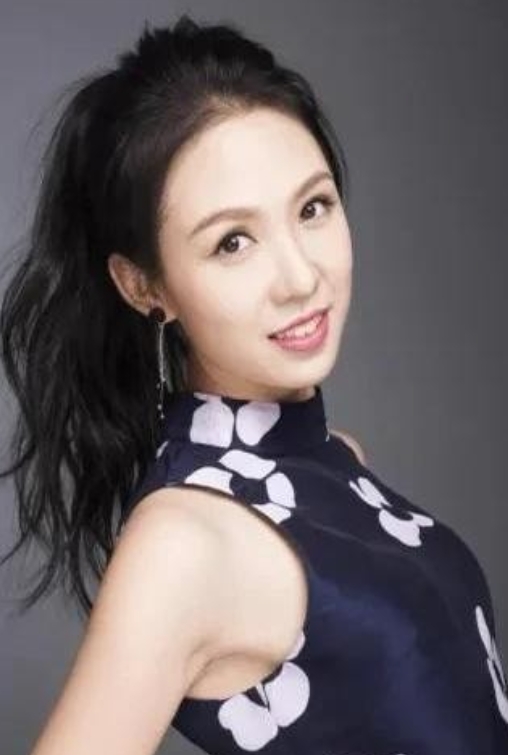 在娱乐圈这个美女扎堆的地方，1992年出生于四川遂宁的梁雪芹，凭借自身魅力闯出了
