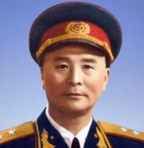 1936年，一位老大娘上山采野果。突然发现一大群苍蝇，在草丛上“嗡嗡嗡”盘旋，她