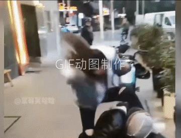 女子气势如虹，外卖小哥只得抱头坐地。
有网民说，不还手对了，还手不仅麻烦还可能无