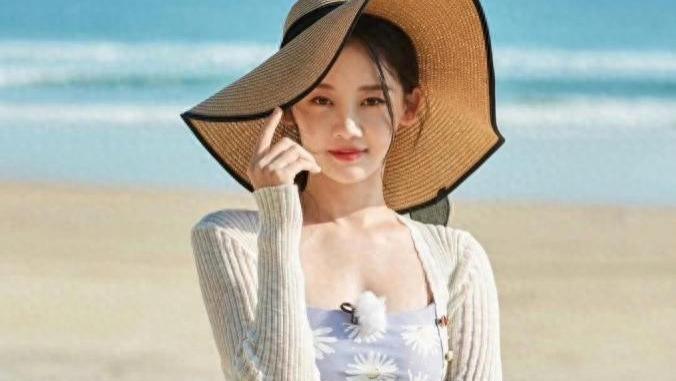 郑恺老婆苗苗又美出圈了，穿小开衫+短裙，宛如少女，气质好惊艳