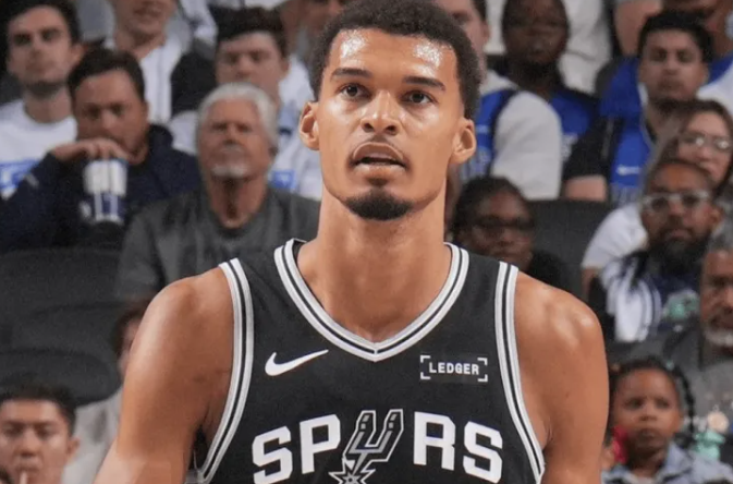 明日，马刺将在客场对阵太阳。
球队更新了伤病报告：文班亚马、迪伦-哈珀和斯蒂芬-