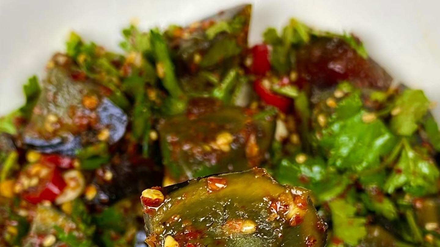 香菜拌皮蛋：一场味蕾的“艳遇”记