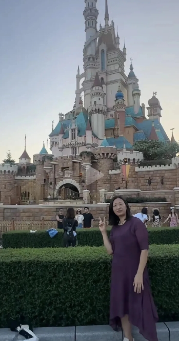 大妹分享谢浩男妈妈美照，所以之前是谁说妈妈有抑郁症面对镜头就崩溃的？

大妹受不
