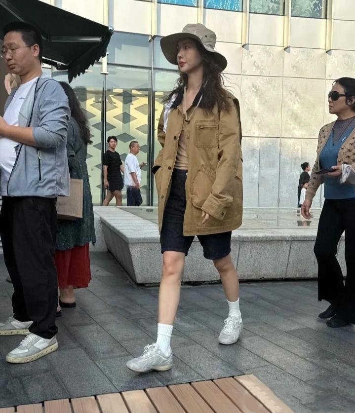 金晨的美貌感觉被高估了，三亚遇到她本人并不惊艳，真人不年轻，而且整感很强脸看着不