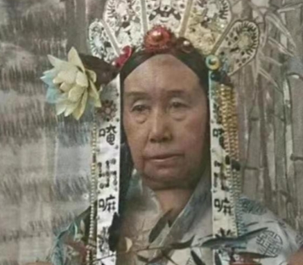 1895年，在慈禧太后的庆典上，一名外国摄影师为慈禧拍下了这张照片。当慈禧看到这