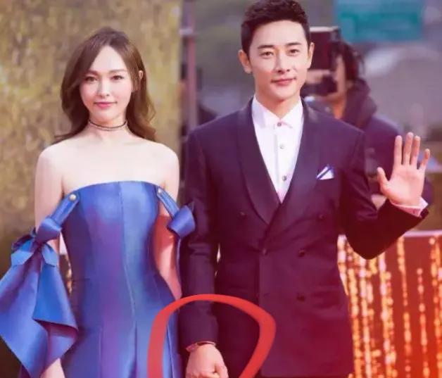 唐嫣为啥那么幸福，
原因很简单，
不是她美，也不是罗晋爱她无法自拔，而是她自己足