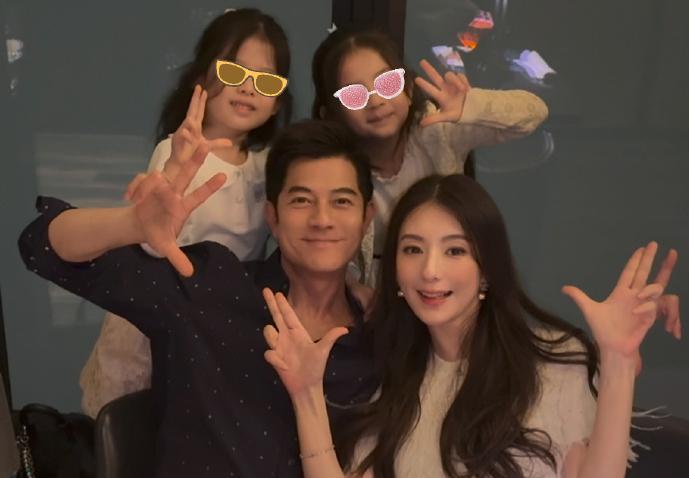 #郭富城庆祝与方媛结婚8周年#
    想当初，有多少人不看好这一对啊！现在人俩