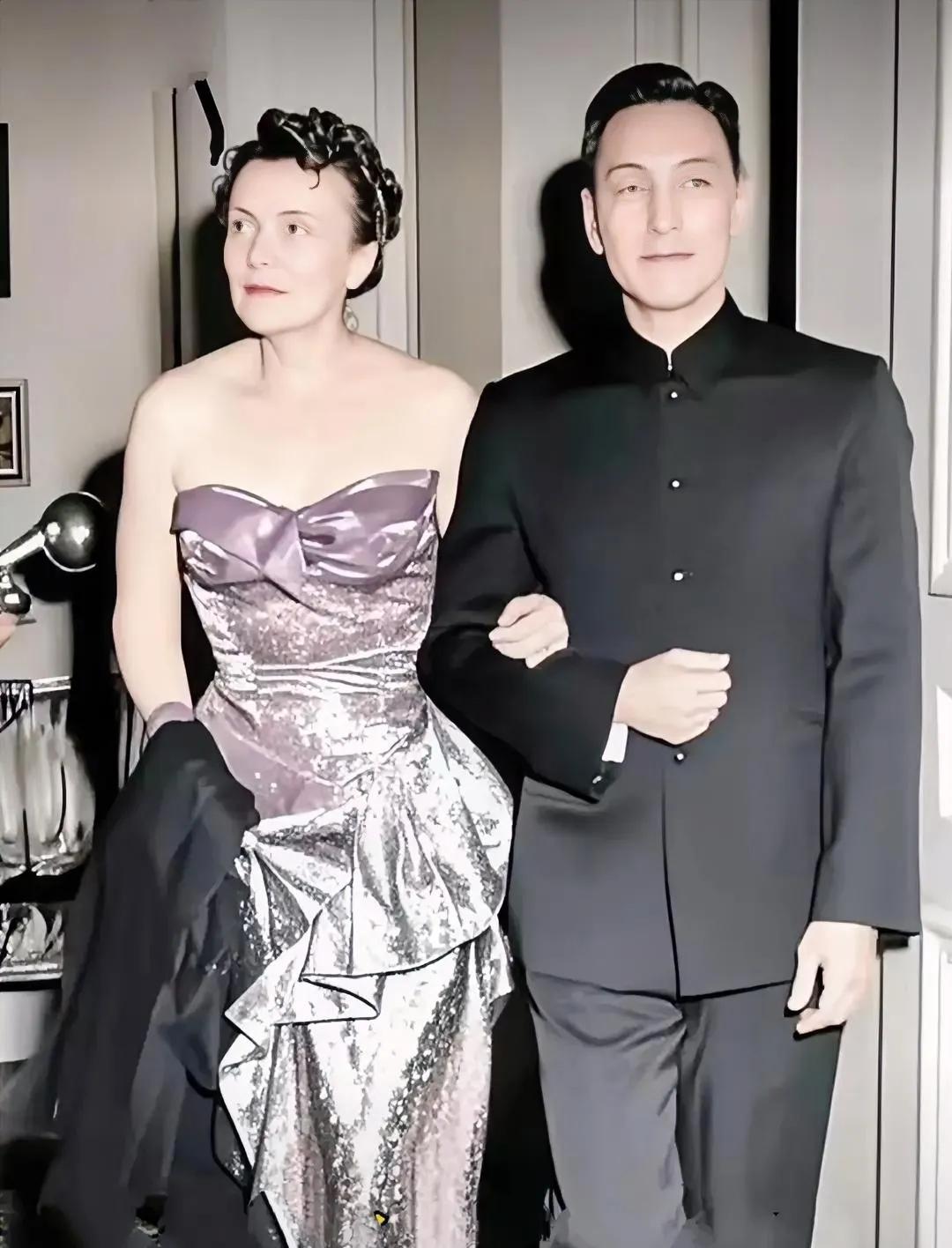 这张照片拍摄于1955年，当时耿飚任职于中国驻瑞典大使，在他身边挽手同行的是瑞典
