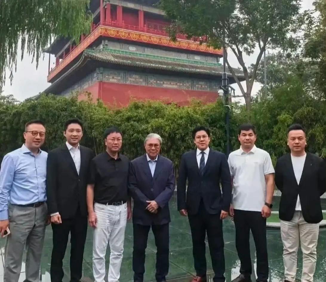 霍震霆和两个儿子霍启刚、霍启山父子三人来北京了