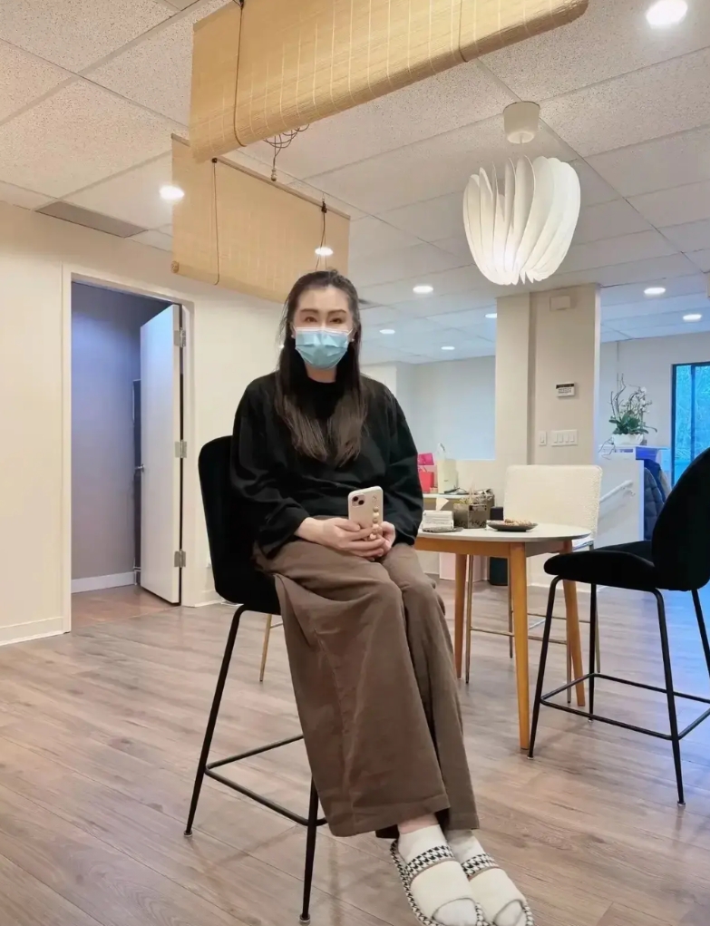 越来越觉得王祖贤被自己的清高害了，进豪门是争夺真金白银的，她偏要争一口气。按理说