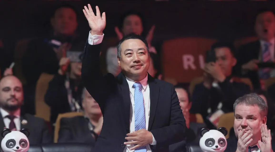 我问同事：刘国梁都卸任了，为什么外界还对他的工作念念不忘？  
同事说：刘国梁任