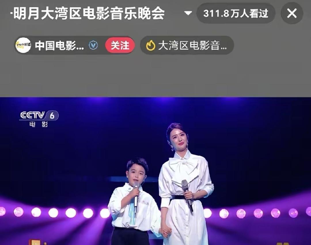 9岁朵朵惊艳央视舞台！
西装笔挺从容献唱，模样像极了爸爸陈思诚，气场却继承了妈妈