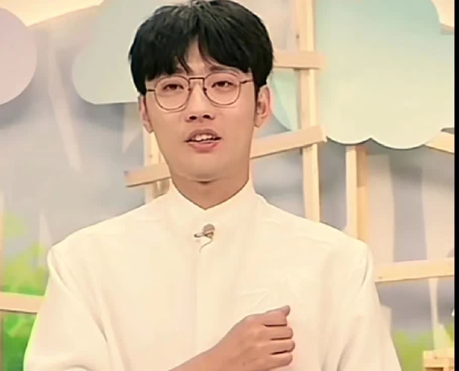 哈哈，鹏鹏会跳舞这件事连他的导师都知道了！
鹏鹏说，前段时间去看他的导师，
