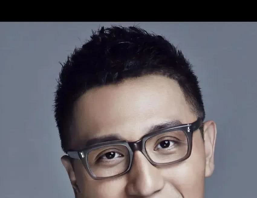 朱丹媚男一点都不奇怪，因为她自始至终就是这样的人！

当年她大龄未婚，一直很