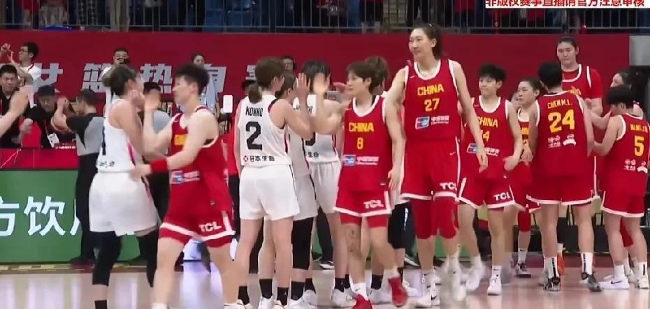 中国女篮全面开花32分大胜日本女篮，今天中国女篮总算打了一场翻身仗，上一场女篮的