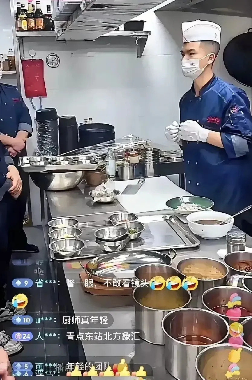 麻六记因厨房卫生受好评











怎么回事？黄焖鸡出事，麻六记竟然成