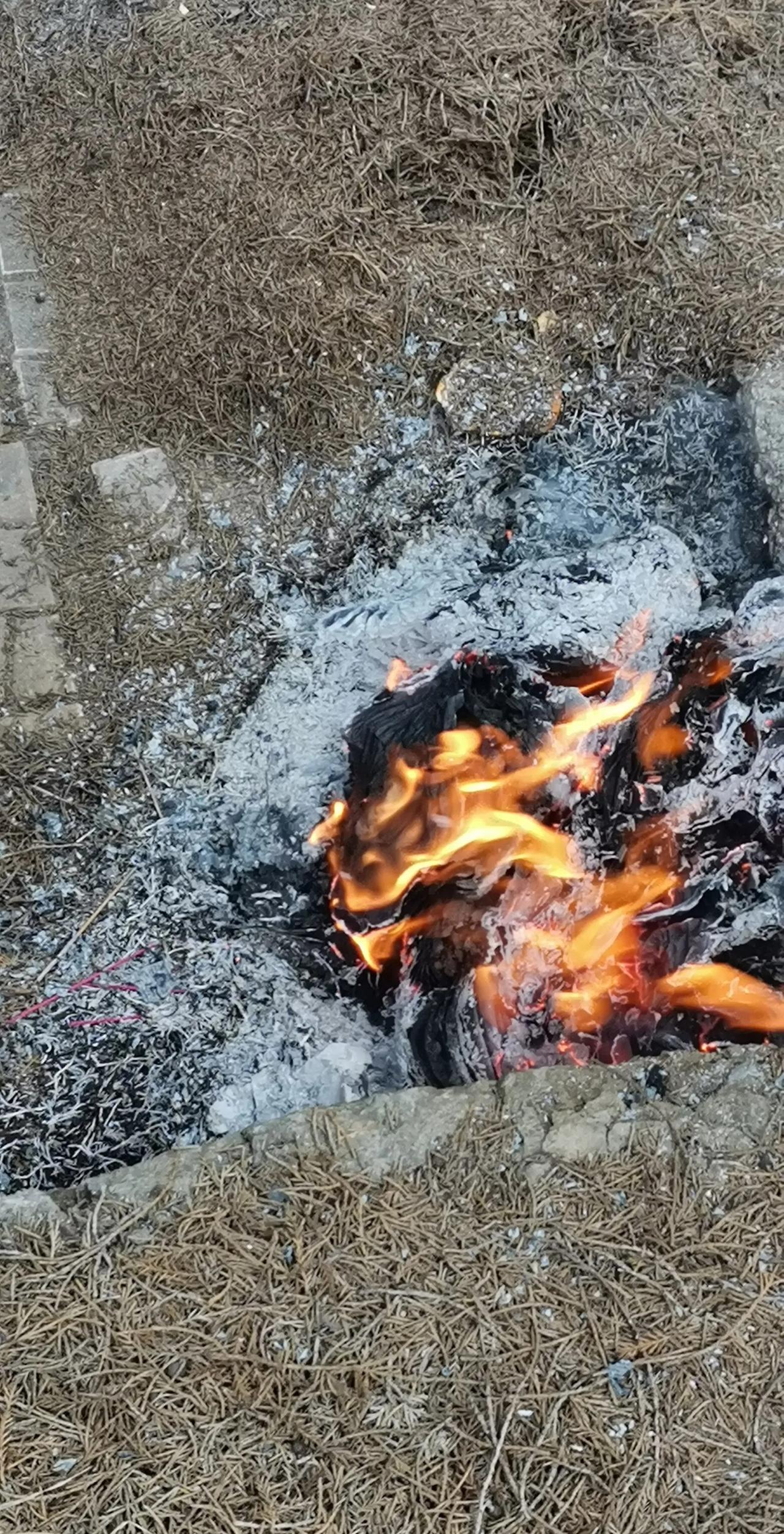 一个人去世快得令人始料不及
就在前天，八点多的时候，我们小区门口炸裂了！一个50