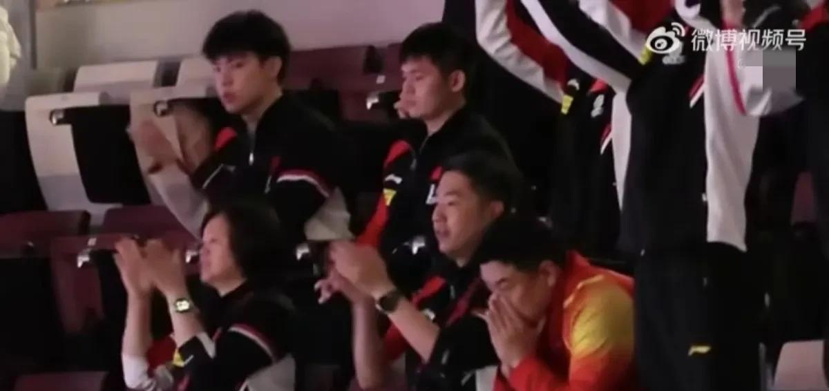 图像里，只有两个人最出镜！
     昨晚，多哈世乒赛男单半决赛，当梁靖崑硬生生