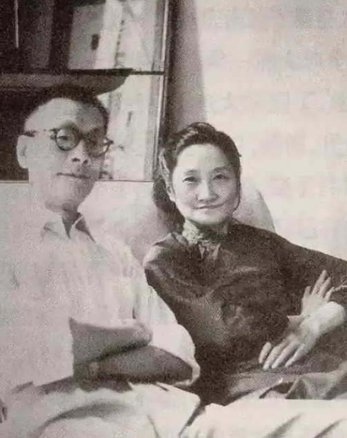 1965年，陆小曼在上海去世，终身无儿无女，临终前，她嘱咐好友赵清阁，希望能与徐