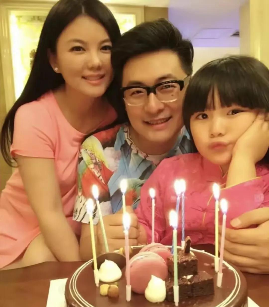 王岳伦事业，就是李湘抬起来的，他  不会赚钱就算了， 还不能提供情绪价值 。
李