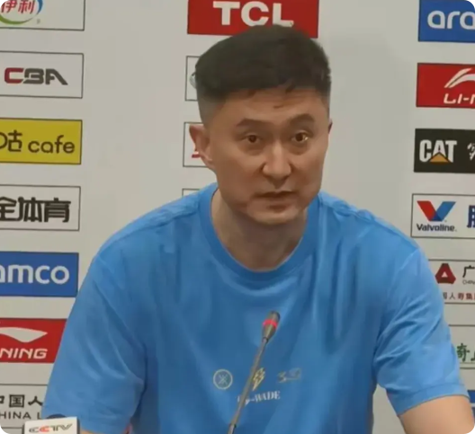 杜锋用错人导致广东队第三场失利！
       首发上伯克，内线却不上徐昕和莫兰
