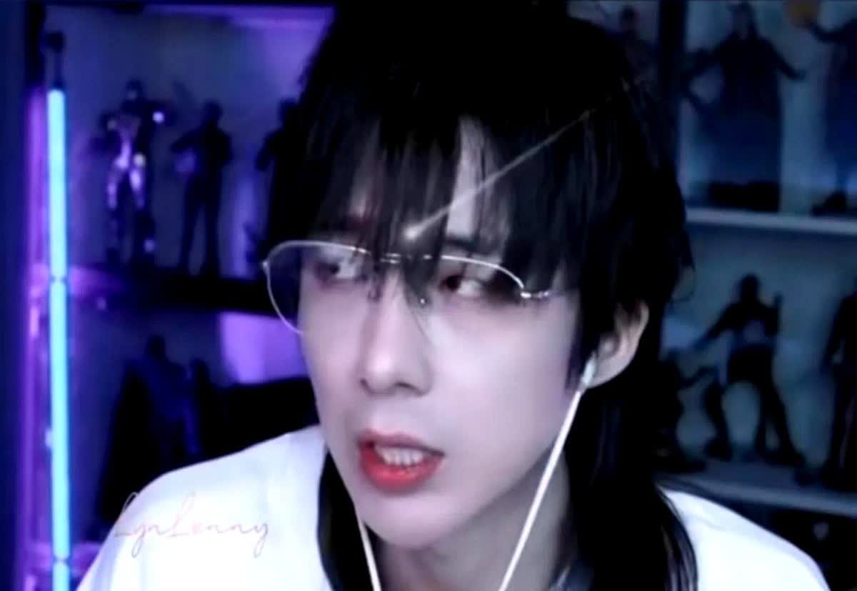 刘宇宁曾经在酒吧唱歌，工资只有800，2013年快乐男生开唱，他想去杭州参加，但