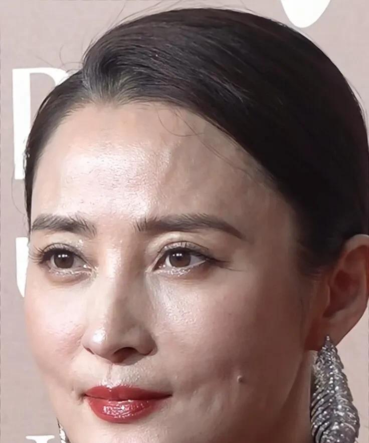 蒋勤勤最新状态，终于懂陈建斌为啥把她宠成宝！
都快50岁的人了，皮肤还白得反光，