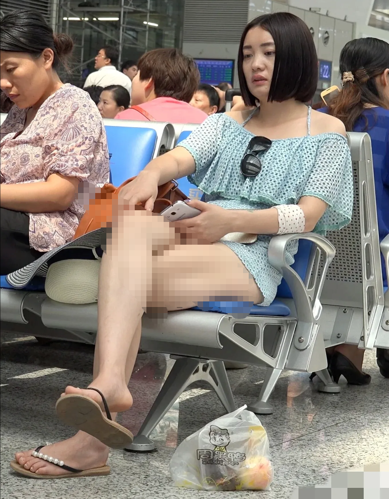 车站遇到的，忧心忡忡的样子！不知道在想什么