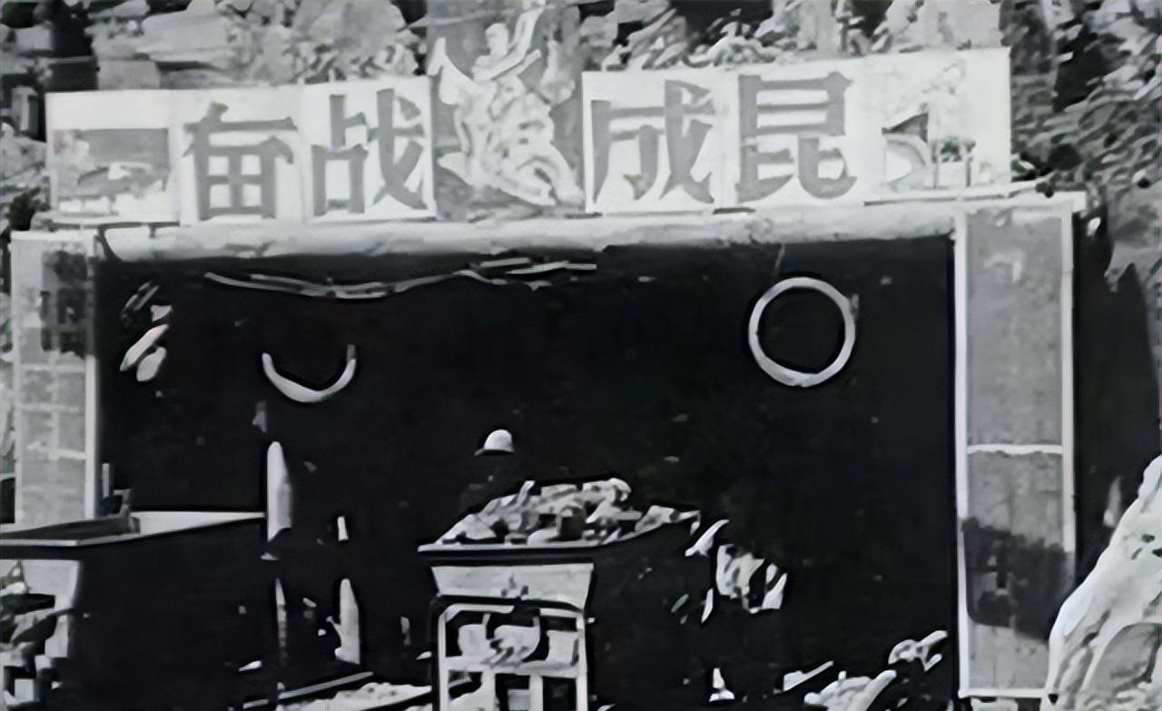 1965年8月24日，铁道兵熊汉俊在加固铁路排架时，被数米高的排架压倒，临终前，